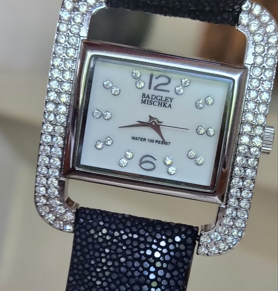 BADGLEY MISCHKA Stunning Women's Watch - Picture 2 of 16